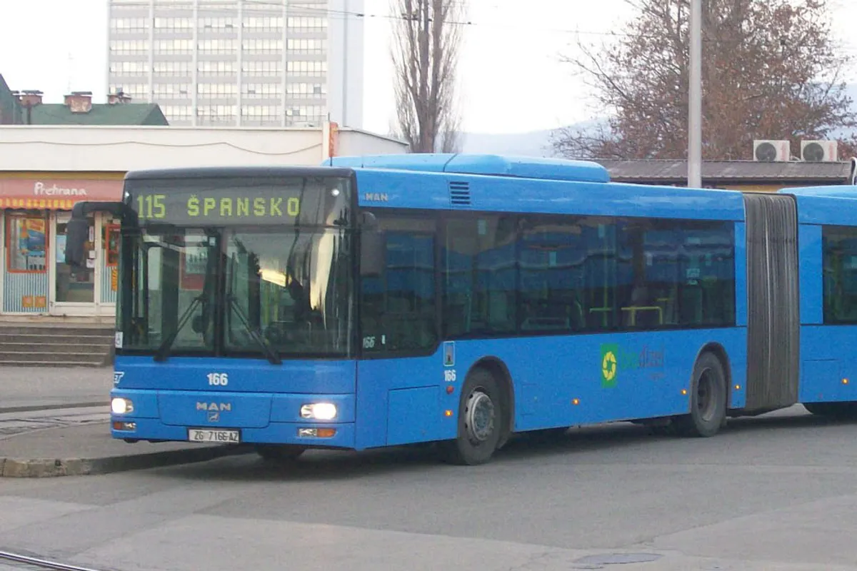 Bus erfasst Fußgänger auf Zebrastreifen im Zentrum von Rijeka: 75-Jährige schwer verletzt