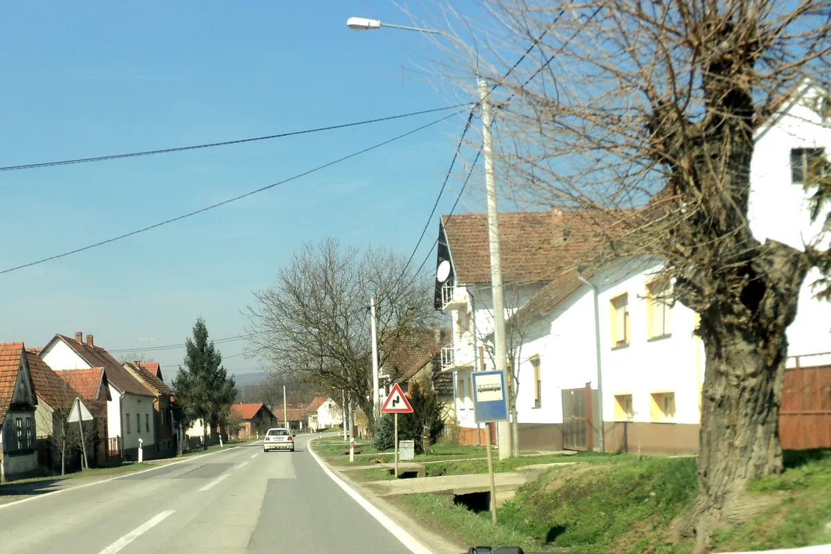 Automobil sletio s ceste kod Požege, jedna osoba poginula