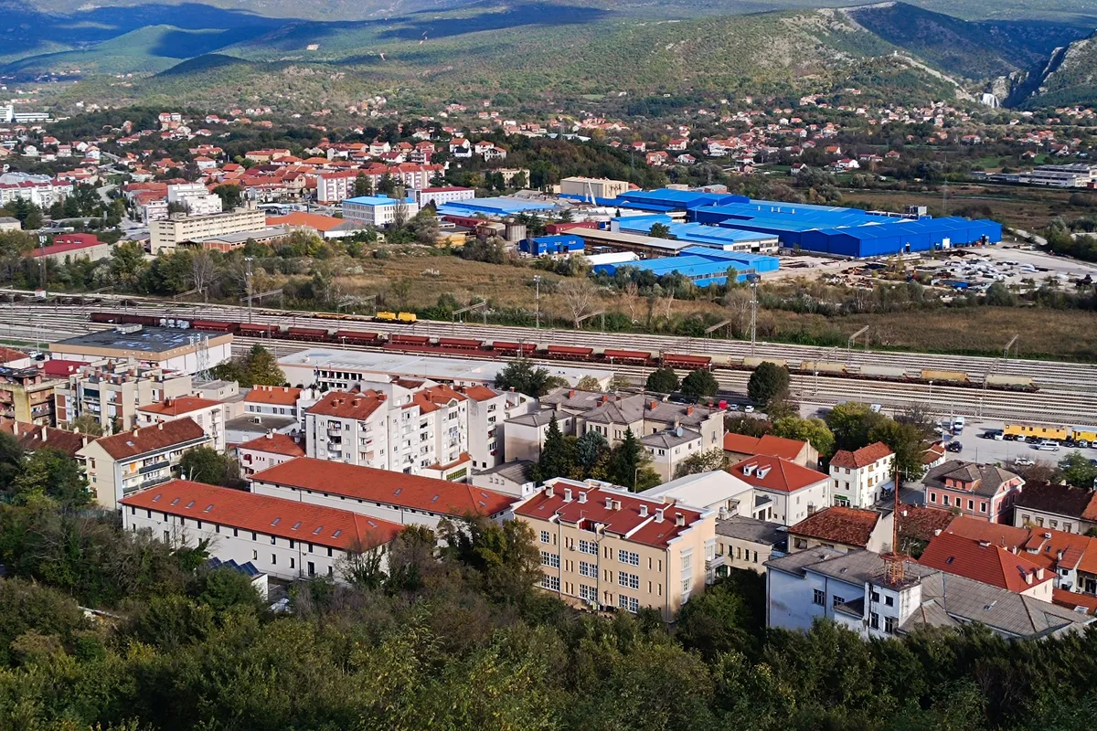 Bulj u Kninu maknuo traku koja dijeli političare od naroda