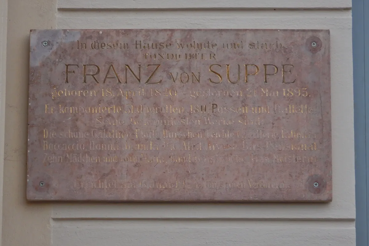 Zum vierten Mal zerstörte Gedenktafel in der Bucht Slana auf Pag