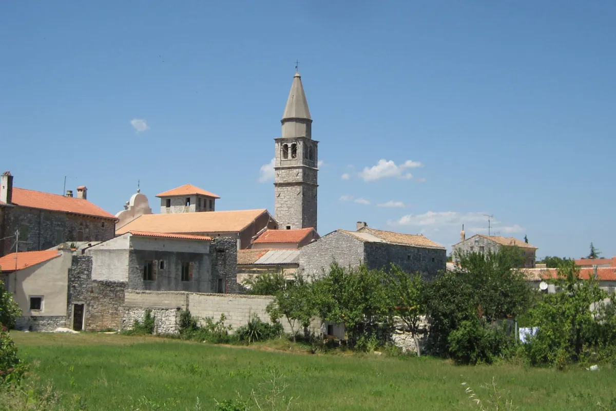 Istria Under Investigation: Sinkhole Near Svetvinčenat Served as Illegal Dump for 30 Years
