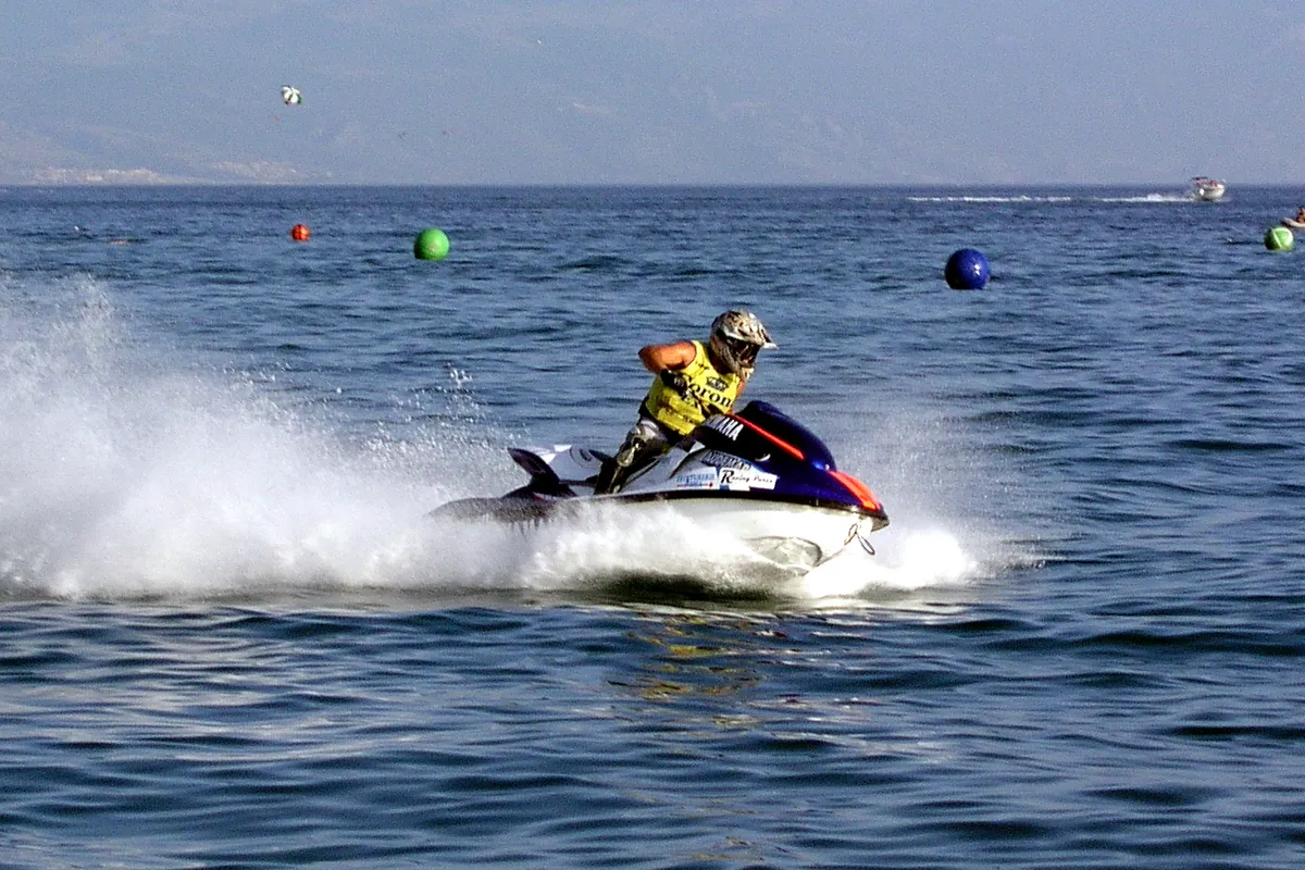 Jet ski s tubom projurio ispred kanadera kod Nina