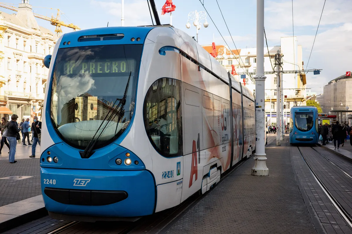 Kaos u tramvajskom prometu: Radnici ZET-a popravljali kvar kod Cibone