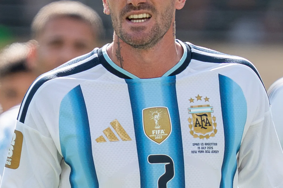 Messi in Rosario zur letzten Ehrung seines Vaters eingetroffen, De Paul sendet Unterstützung mit Trikot