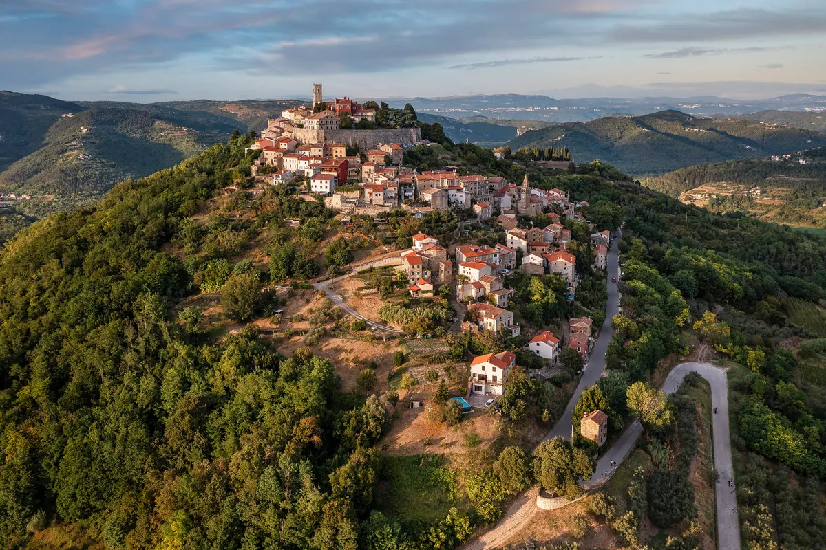 Motovun: Srednjovjekovni dragulj Istre s pogledom na dolinu Mirne