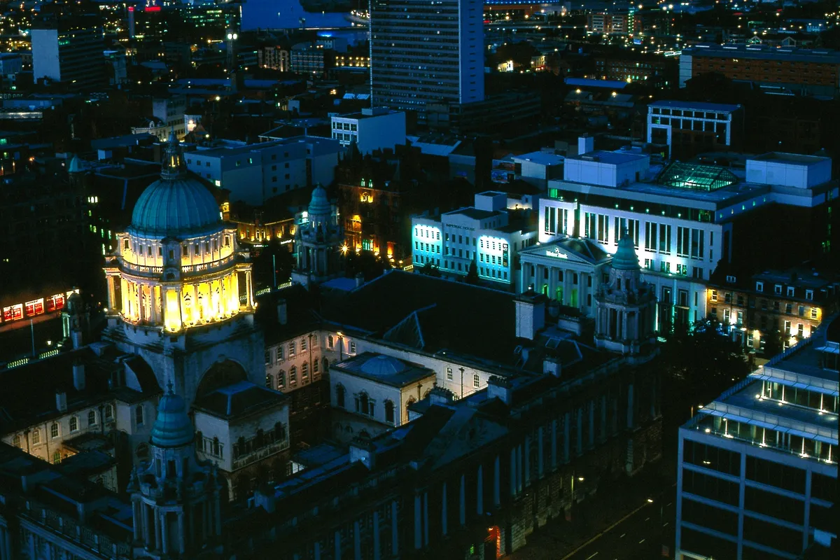 Napad u Belfastu pokrenuo val nasilja: Zapaljene kuće i vozila