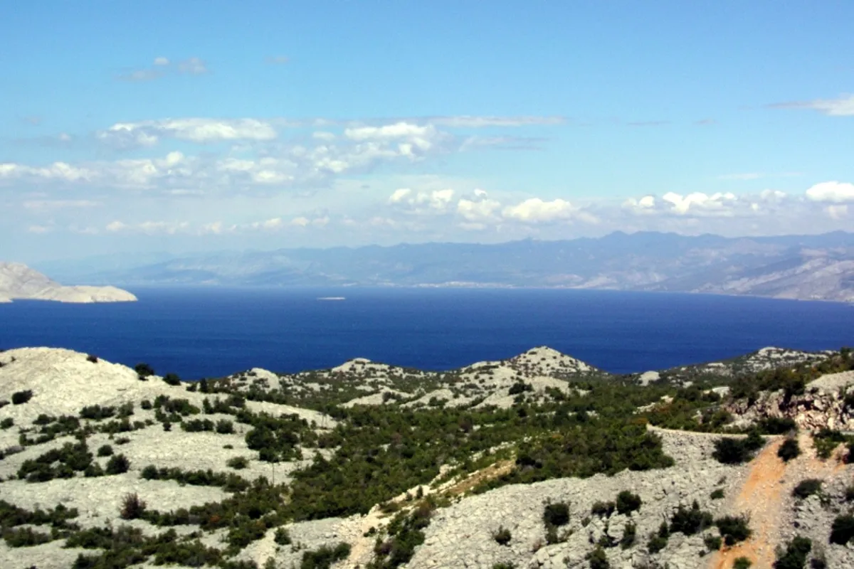 Im Velebit-Kanal verschollen: Vier junge Menschen stachen bei Sturm in kleinem Boot in See, leeres Boot bei Krk gefunden