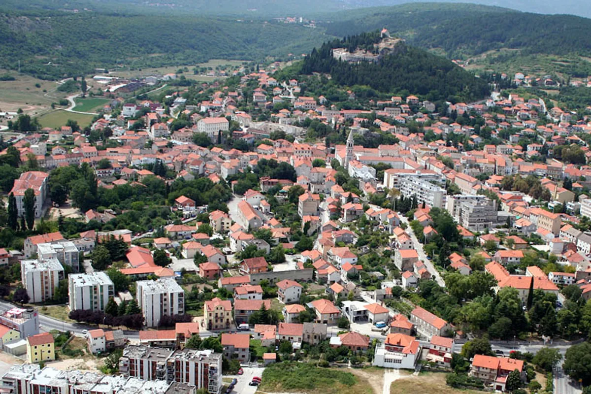 Nezgoda na sinjskoj Pijaci: Konji proklizali i pali tijekom poziva na Alku