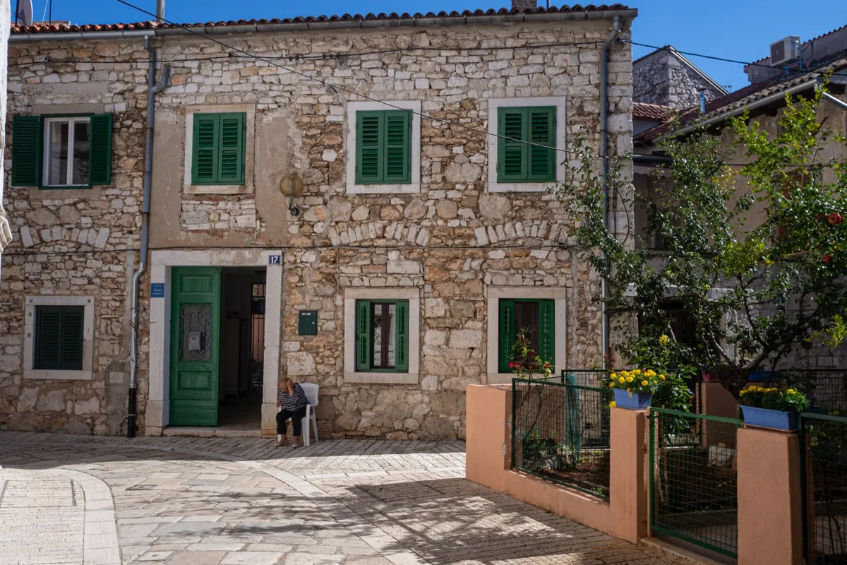 Nijemci mu zapalili apartman, a onda mu Booking poslao račun