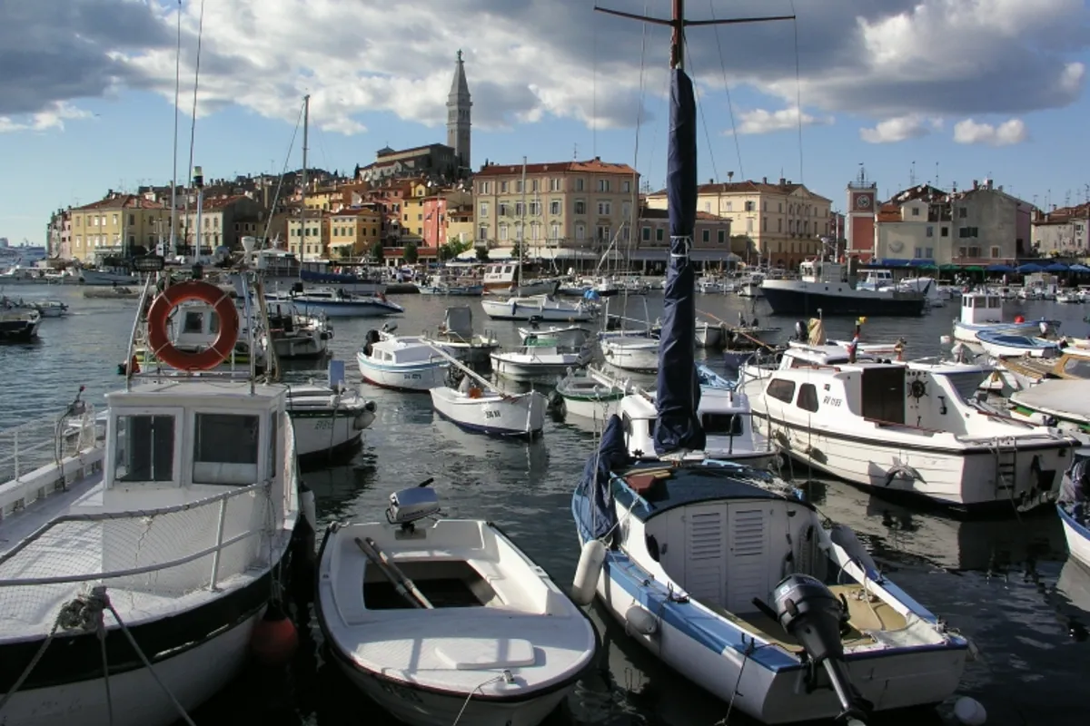 Drunk Tourists on Boat Run Aground Among Swimmers in Istria