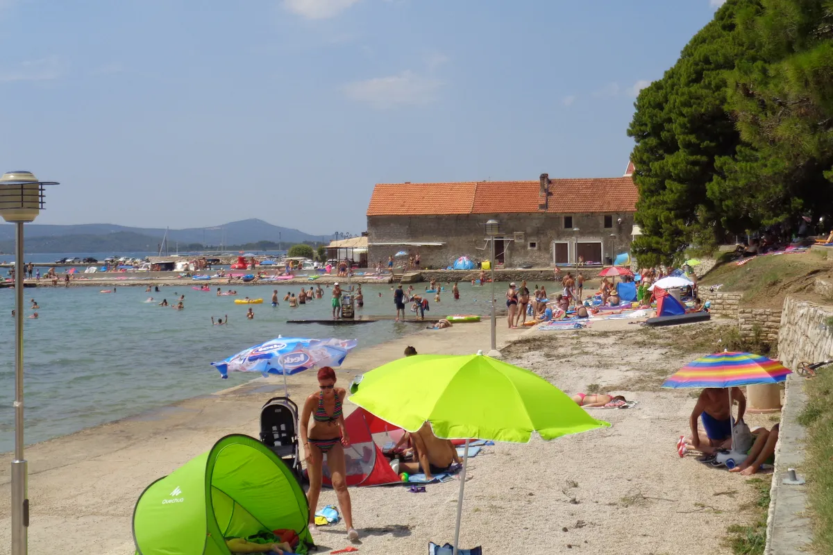 They Paid €250 a Night, Only to Find a Fridge Turned Off and a Broken AC