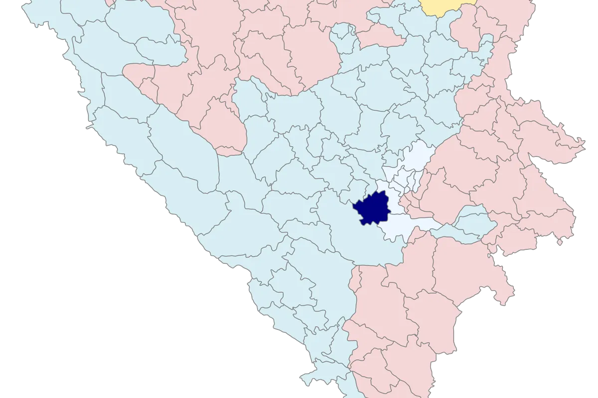 Policajac izvan službe motociklom udario pješake u Hadžićima: jedna osoba poginula, tri ozlijeđene
