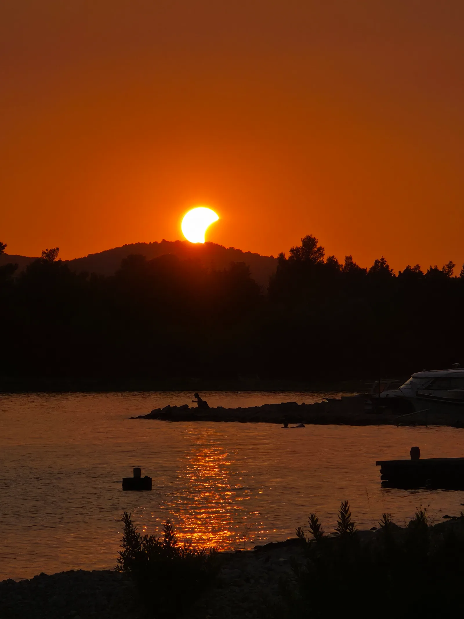 Naše fotografije s Krapnja: ovako je pomrčina zagrizla Sunce nad Jadranom - foto 2