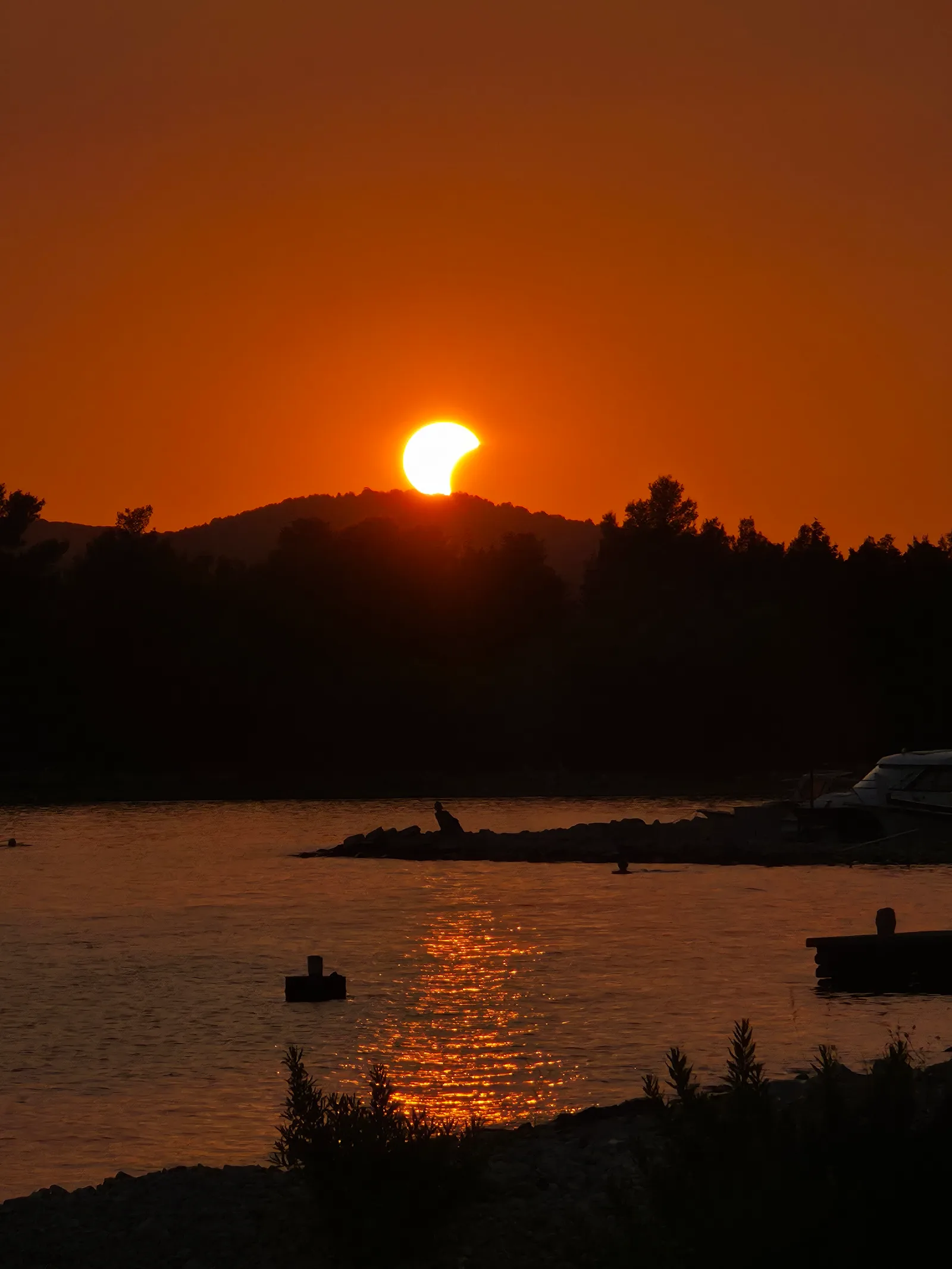 Naše fotografije s Krapnja: ovako je pomrčina zagrizla Sunce nad Jadranom - foto 3