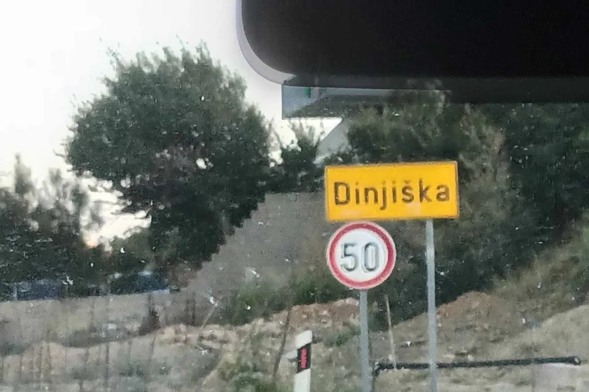 Überholen über durchgezogene Linie verursacht schweren Unfall auf Pag