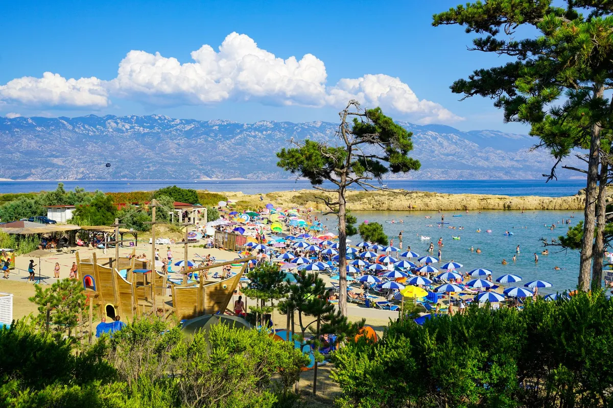 Rab: Otok s prvom legalnom nudističkom plažom u Europi