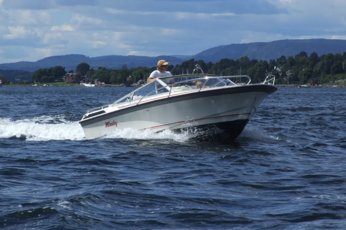 Sekunden vor der Tragödie: Motorboot rast dicht an einer Tauchboje vorbei