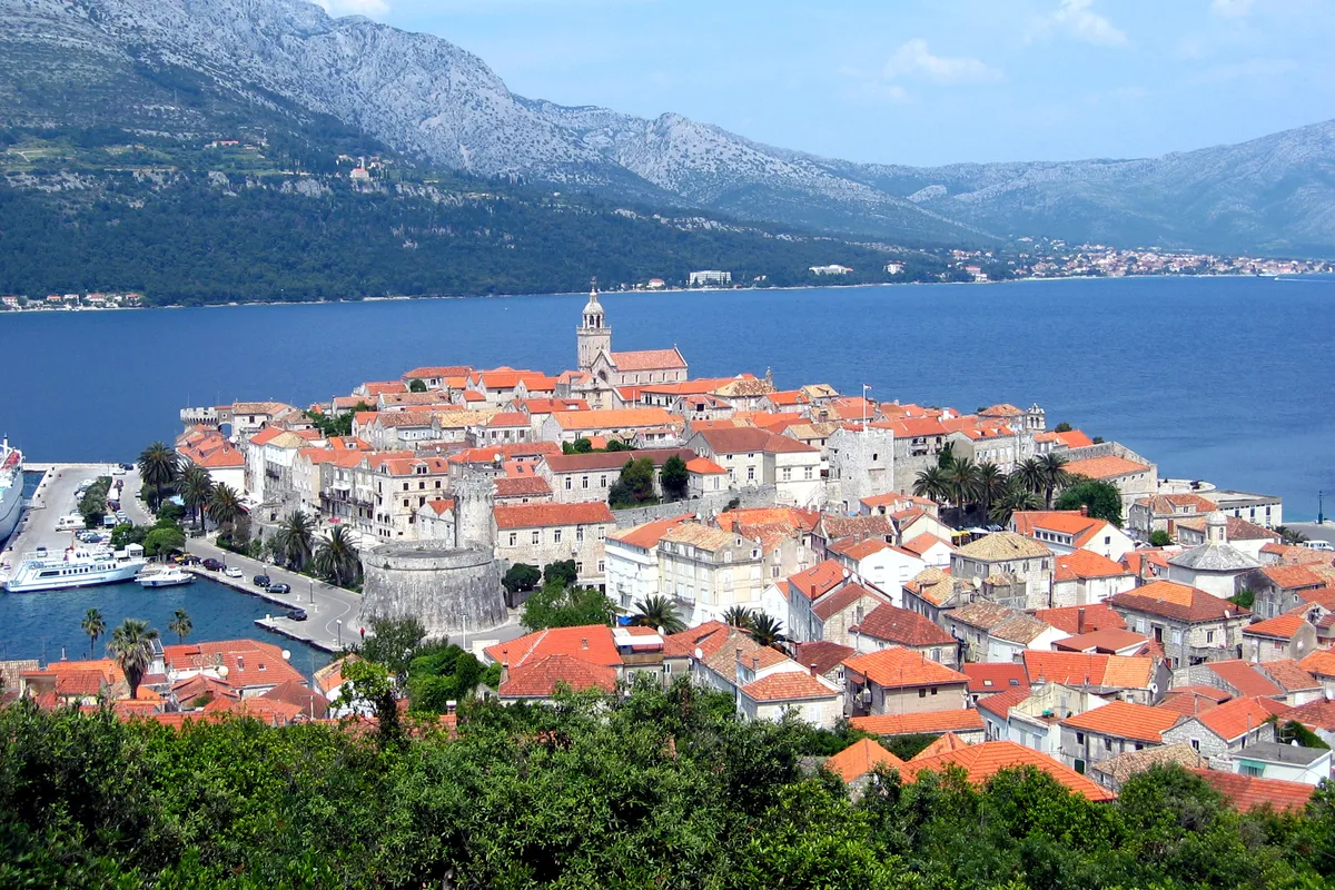 Jacht 15 Meter von Badegästen bei Korčula gefilmt
