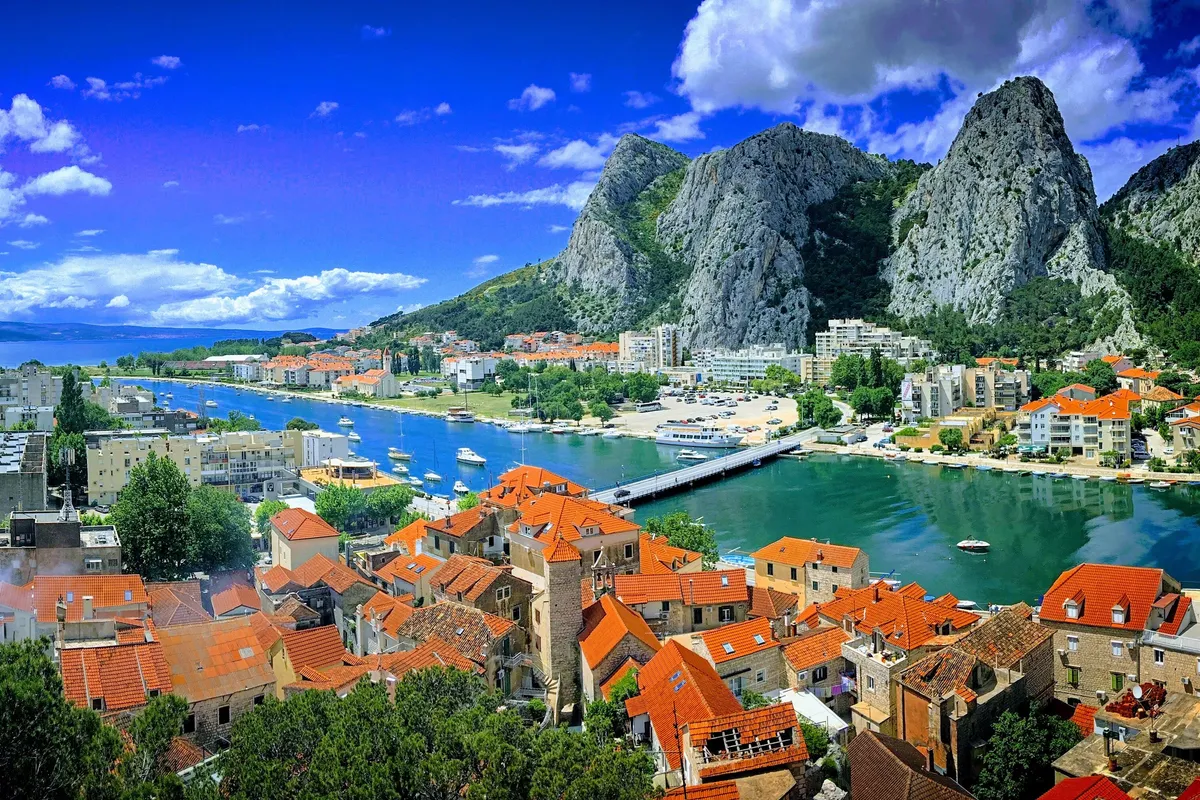 Turistkinja u Omišu pala preko ograde mosta, prevezena u Split