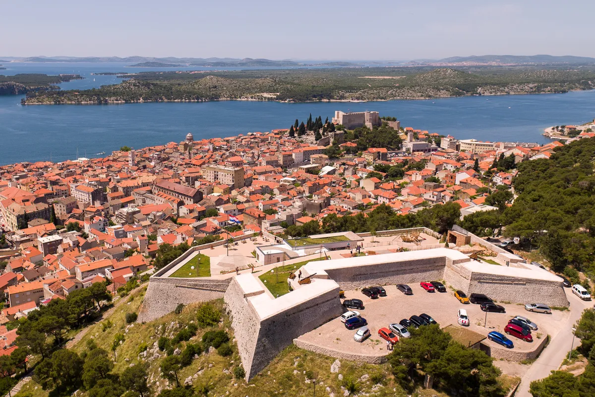 Beinahe-Katastrophe: Slowene verursacht mit Zigarettenkippe Brand bei Šibenik