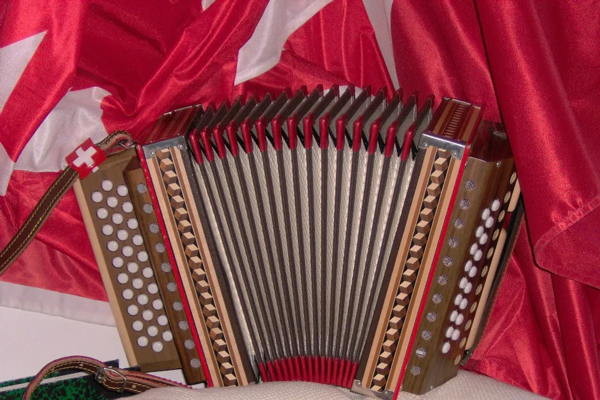 Želio je biti svećenik, postao prvak u harmonici